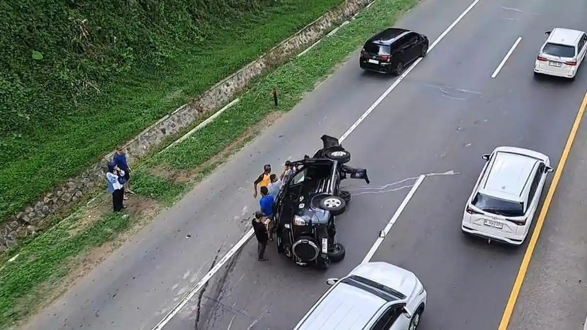 minibus-terbalik-di-tol-cipularang-arus-balik-bandungjakarta-padat