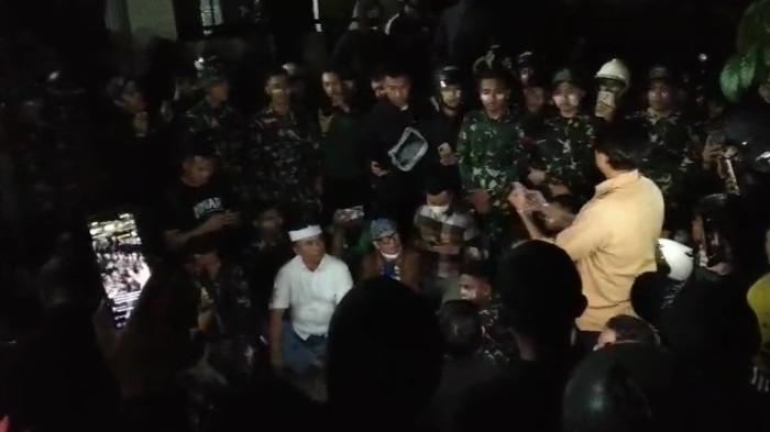 ketua-dprd-jabar-dan-sekda-jabar-turun-temui-demonstran