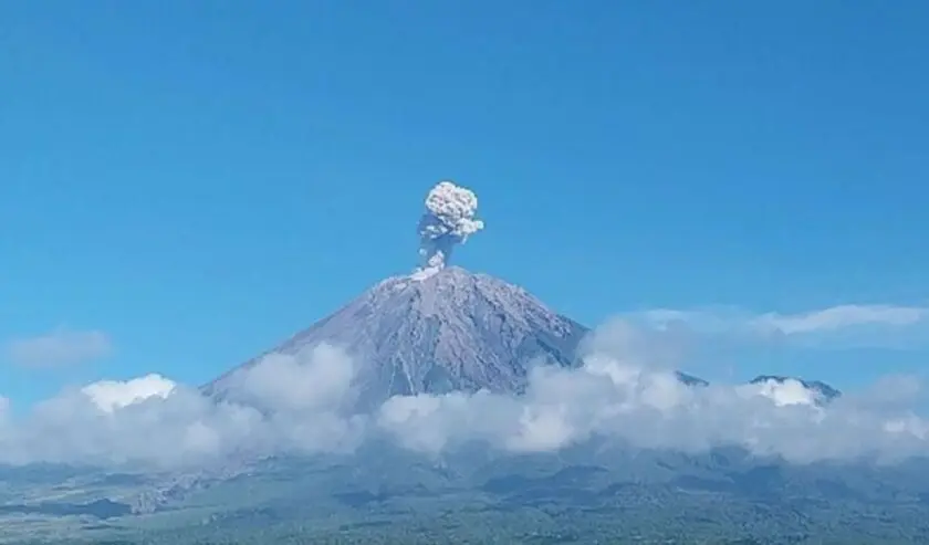 erupsi-perdana-2026-gunung-marapi-lontarkan-abu-250-meter