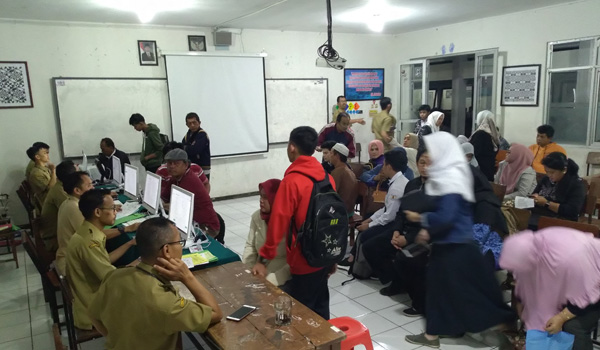 sman-9-bandung-layani-ppdb-hingga-malam-hari