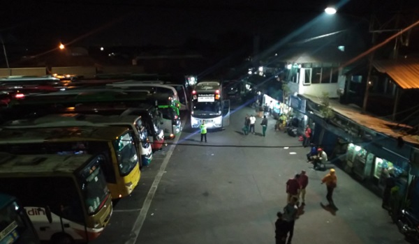 sejak-pukul-5-pagi-terminal-cicaheum-ramai-pemudik