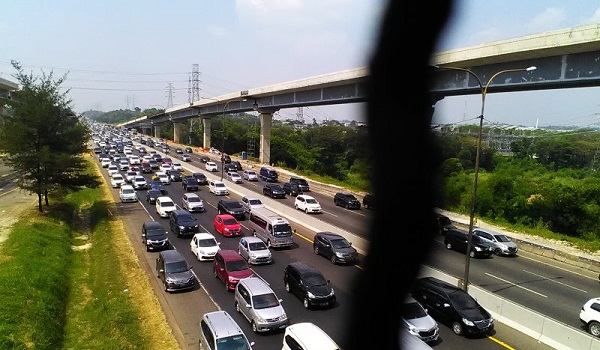 arus-balik-lebaran-tol-jakarta-cikampek-padat