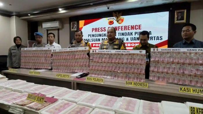 percetakan-uang-palsu-rp12-miliar-di-cirebon-dibongkar-polisi