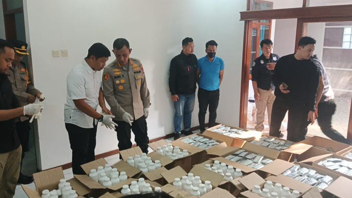 polrestabes-kembali-gerebek-gudang-obat-terlarang-di-bandung