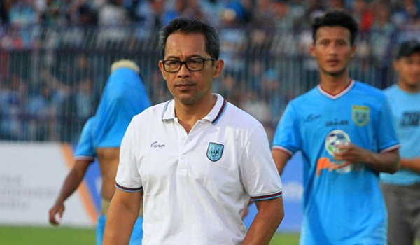 aji-santoso-resmi-mundur-dari-pelatih-persela