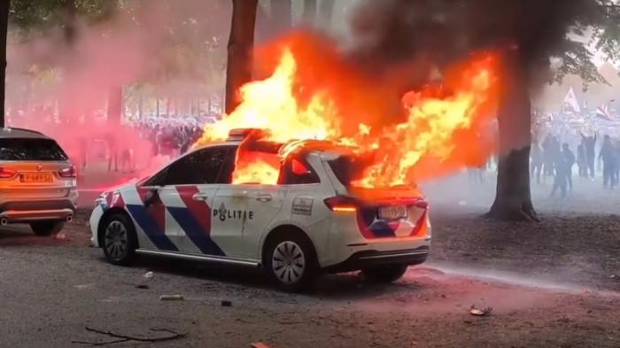 kerusuhan-pecah-di-belanda-mobil-polisi-dibakar-saat-meredam-massa