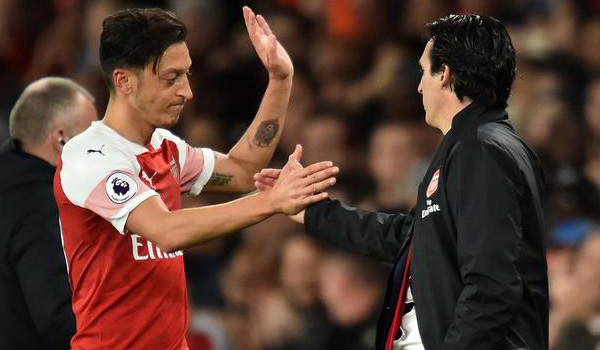 akhirnya-ozil-dapat-pujian-dari-unai-emery