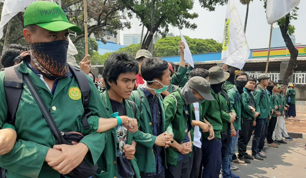 ratusan-mahasiswa-berkumpul-gelar-aksi-solidaritas-di-dpr