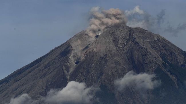 gunung-semeru-erupsi-letusan-hingga-700-meter-di-atas-puncak