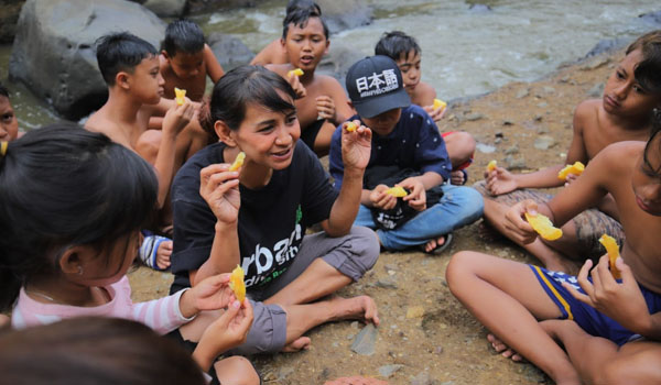 teteh-anabel-pembimbing-anak-bantaran-sungai-cikapundung-tanpa-pamrih