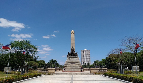 asyiknya-nongkrong-santai-di-rizal-park-filipina