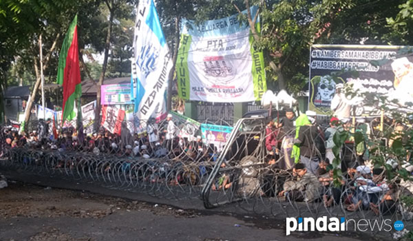 jelang-sidang-putusan-pendukung-bahar-bin-smith-penuhi-jalan-seram