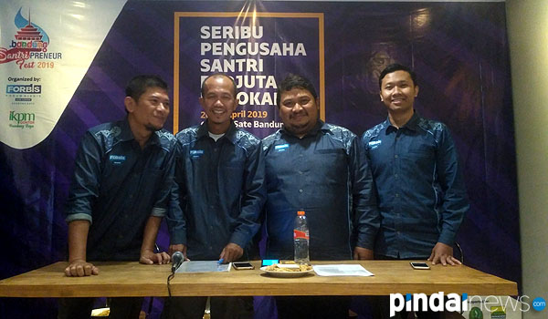 ratusan-produk-karya-dihadirkan-di-bandung-santripreneur-2019