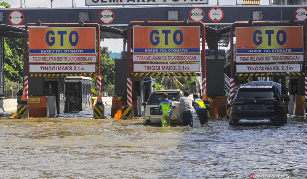 waspada-12-lintasan-tol-jasa-marga-terendam-banjir