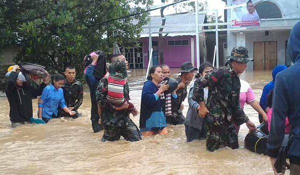 bantuan-mulai-berdatangan-untuk-korban-banjir-gowa