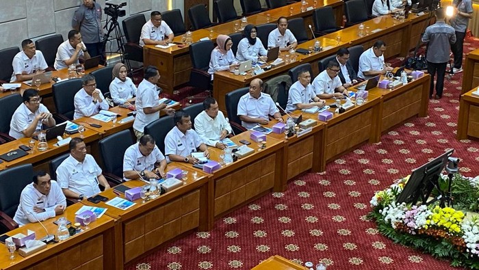 kepala-bgn-di-dpr-struktural-pegawan-bgn-belum-terima-gaji