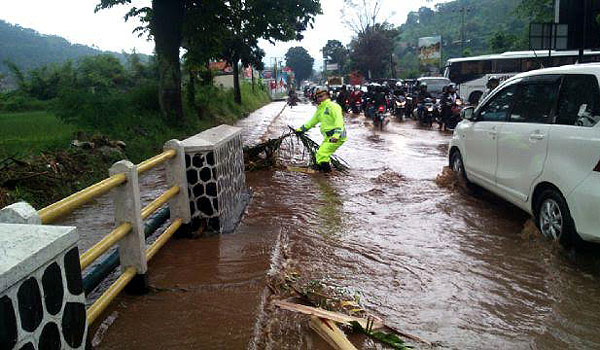 bupati-garut-banjir-di-leles-diduga-dampak-kerusakan-lingkungan