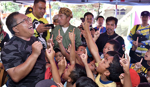 bupati-sukabumi-beri-trauma-healing-kepada-anak-korban-longsor