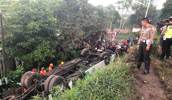 bus-terguling-di-cicalengka-dua-orang-tewas