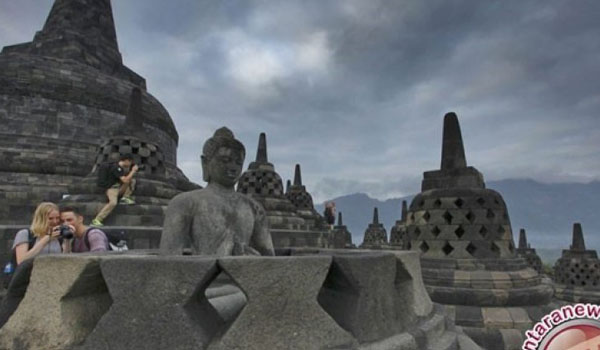 tangga-candi-borobudur-akan-dilapisi-kayu