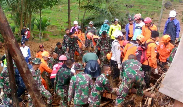 cari-korban-longsor-polisi-turunkan-anjing-pelacak