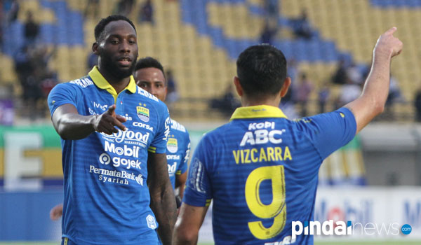 cetak-dua-gol-robert-puji-debut-castillion