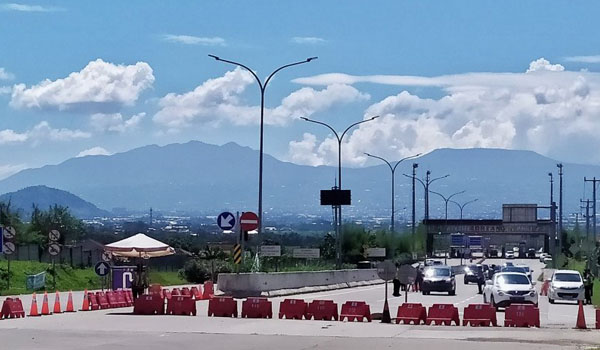 polisi-masih-lakukan-penyekatan-lalu-lintas-di-pintu-masuk-jabar