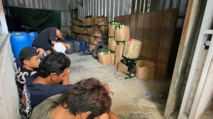 polisi-dua-tahun-beroperasi-gudang-ciu-di-bogor-beromzet-rp6-juta