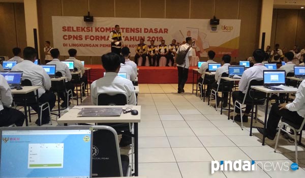 panitia-tes-seleksi-cpns-kota-bandung-temukan-jimat-dibawa-peserta