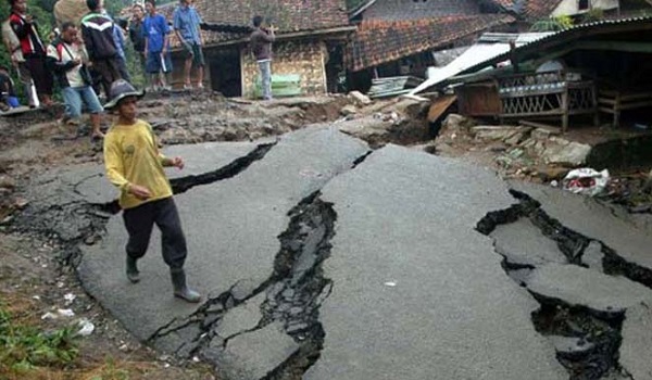 dampak-pergerakan-tanah-12-rumah-di-legokherang-kuningan-rusak