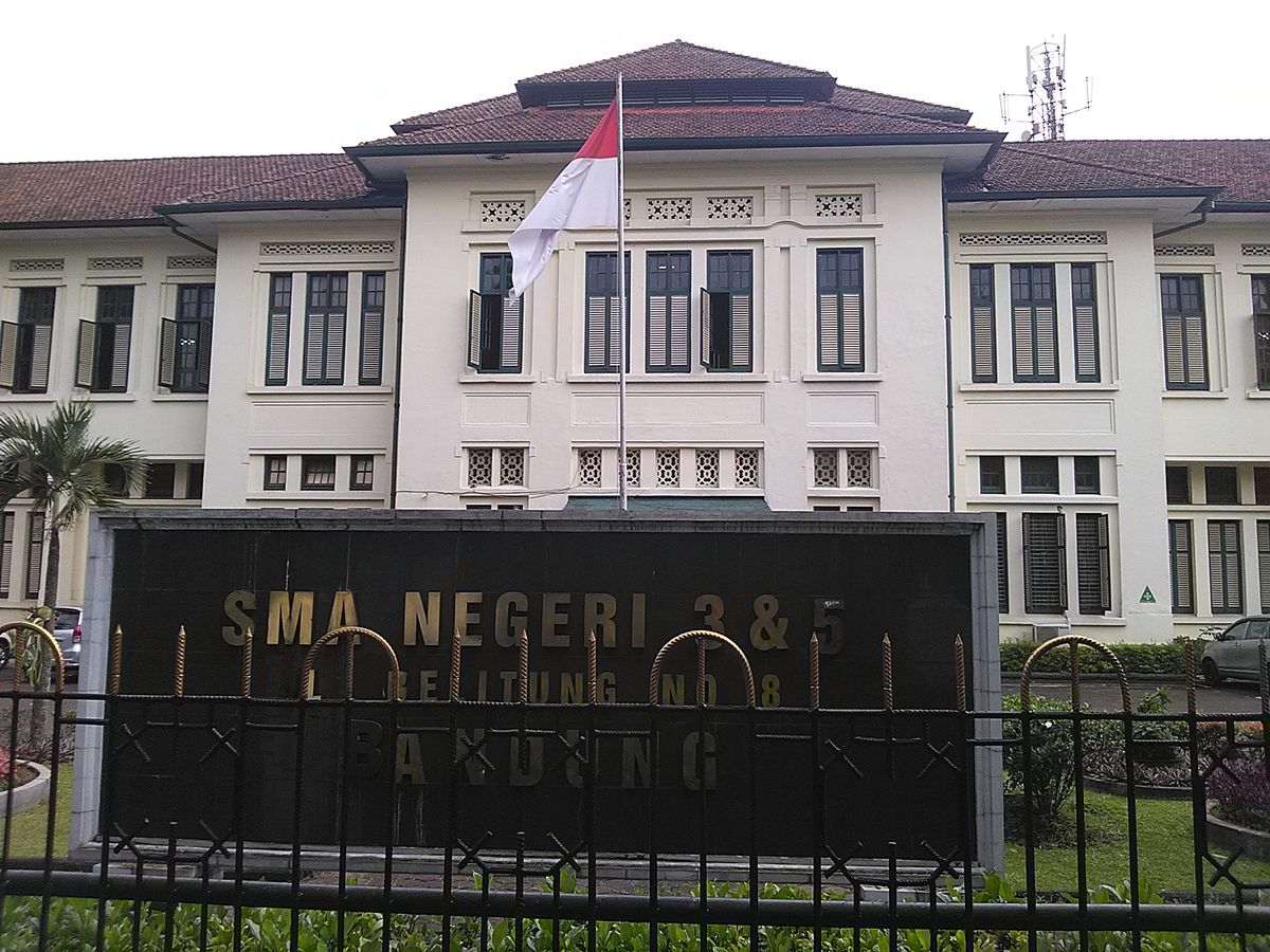 satu-angkatan-sman-5-bandung-antar-fathan-ke-peristirahatan-terakhir