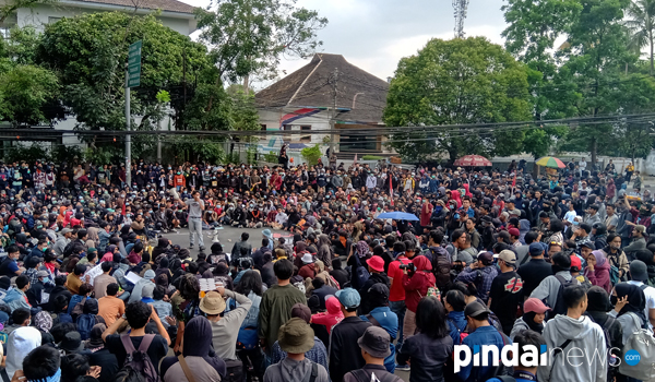 foto-foto-terkini-situasi-di-gedung-dprd-jabar