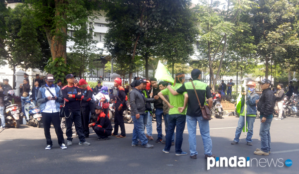 ini-tuntutan-buruh-unjuk-rasa-di-gedung-sate