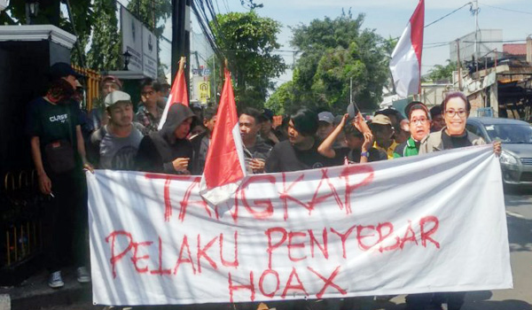 unjuk-rasa-fpks-tuntut-fadli-zon-masuk-penjara