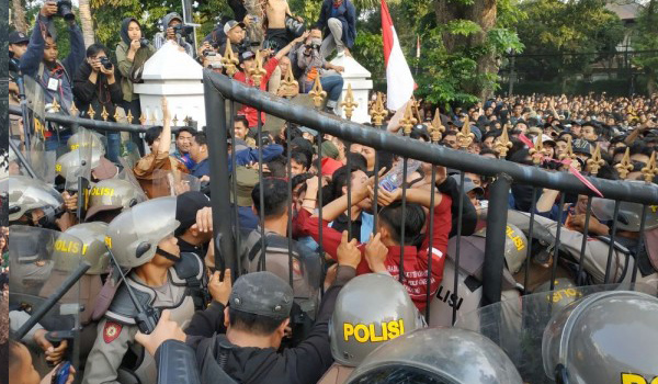 polisi-dalami-kelompok-anarko-diduga-provokasi-massa-aksi-di-bandung