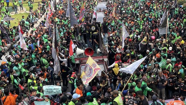polisi-kerahkan-2554-personel-amankan-demo-ojol