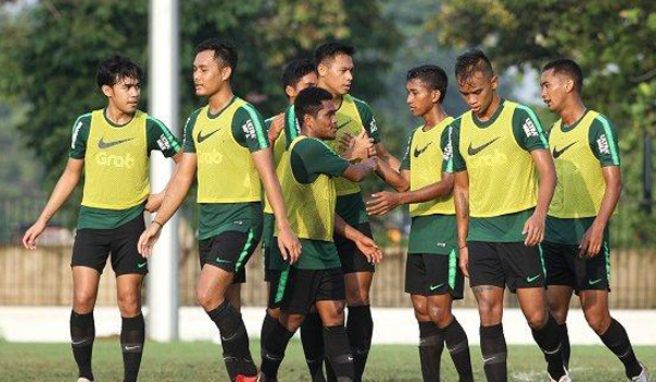 di-spanyol-indra-sjafri-tetap-pantau-latihan-timnas-u-22