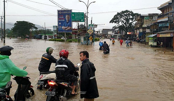 bandung-diguyur-hujan-sejak-siang-sejumlah-kawasan-dilanda-banjir