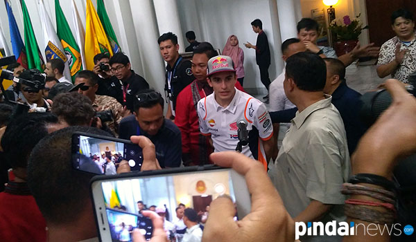 diiringi-angklung-marc-marquez-goyang-despacito-di-saung-udjo