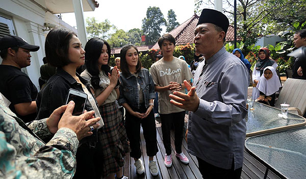 dilan-dan-milea-temui-mang-oded-di-pendopo-kota-bandung