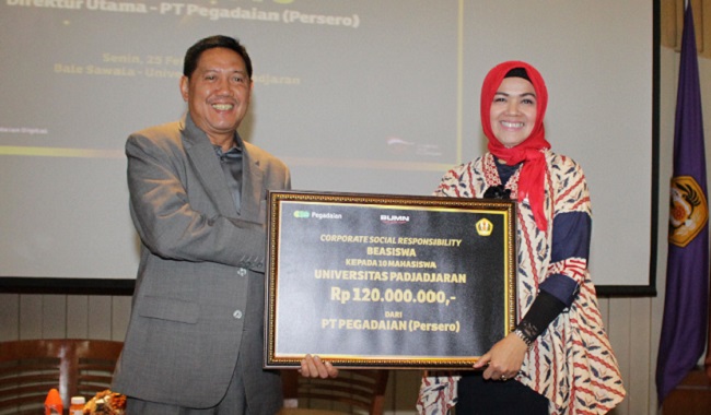 dirut-pegadaian-beri-beasiswa-10-mahasiswa-unpad