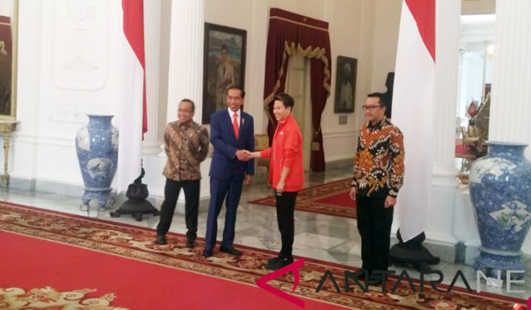 ditawari-jadi-pns-jokowi-terima-butet-di-istana-merdeka