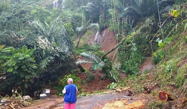 diterjang-longsor-jalur-bandung-cianjur-selatan-terputus