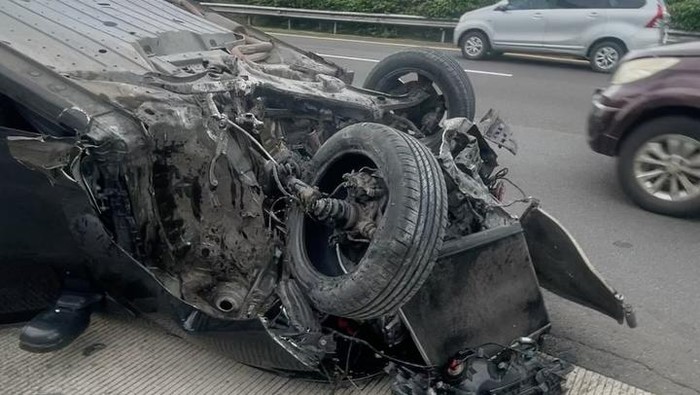 sedan-terbalik-di-tol-jagorawi-model-diva-siregar-selamat