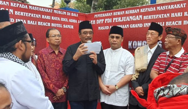 dpp-pdip-serahkan-30-kambing-kurban-di-bali