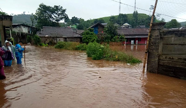 dua-kecamatan-di-cianjur-diterjang-banjir-dan-longsor