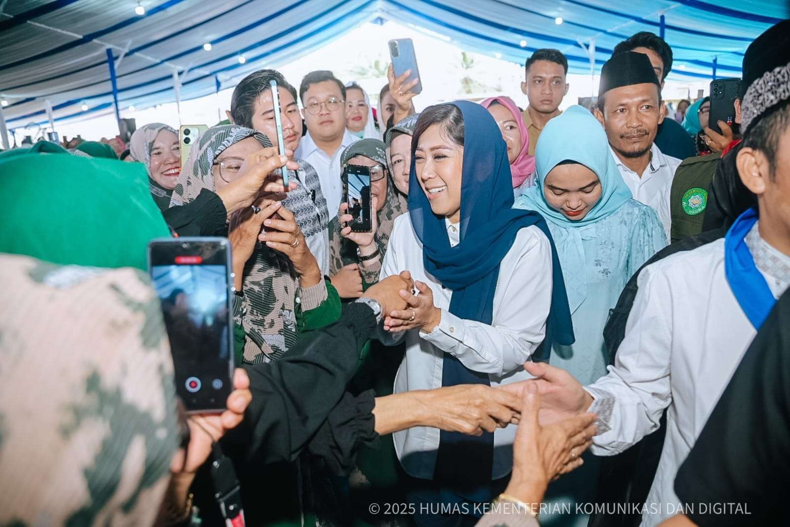 kemkomdigi-salurkan-65-ton-bantuan-ke-warga-terdampak-banjir-deli