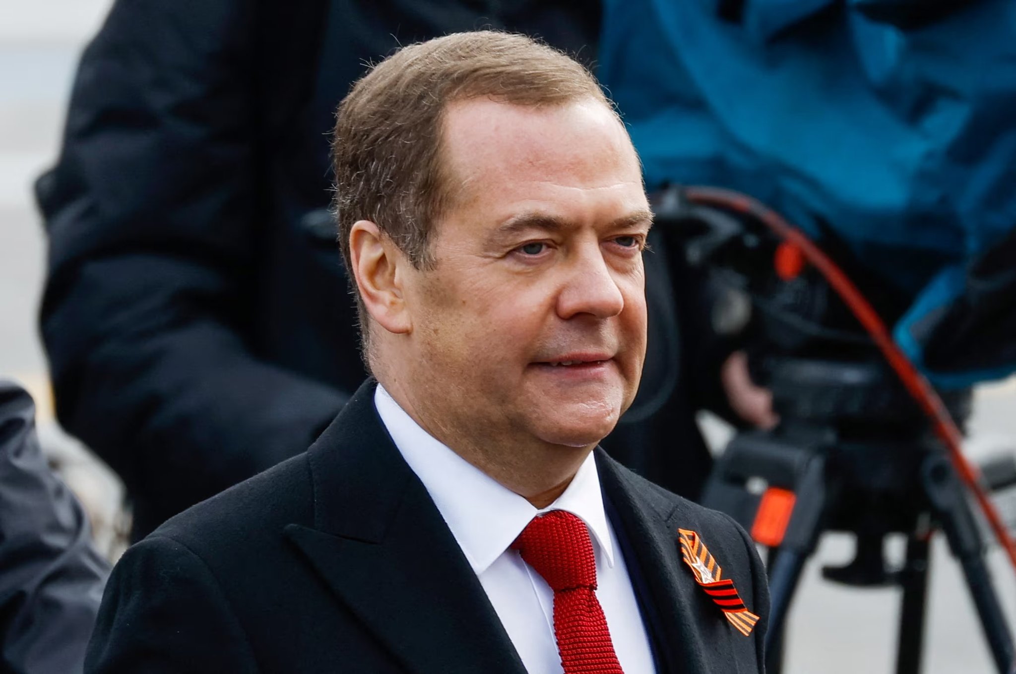 medvedev-sejumlah-negara-siap-suplai-senjata-nuklir-ke-iran