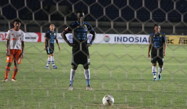 ezechiel-cetak-lima-gol-persib-gulung-ewako-batam-fc-11-0