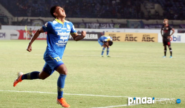 febri-persembahkan-dua-gol-kemenangan-persib-untuk-deden